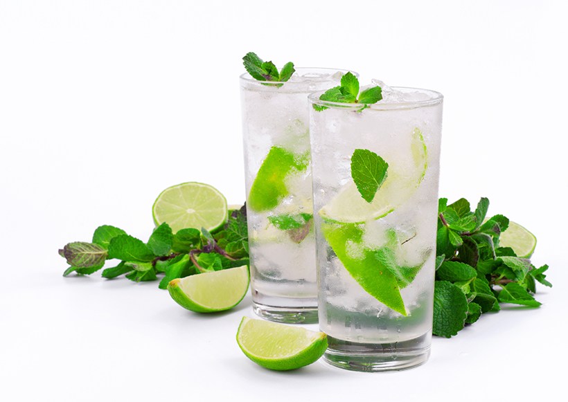 two-mojito-cocktail-with-lime-and-mint
