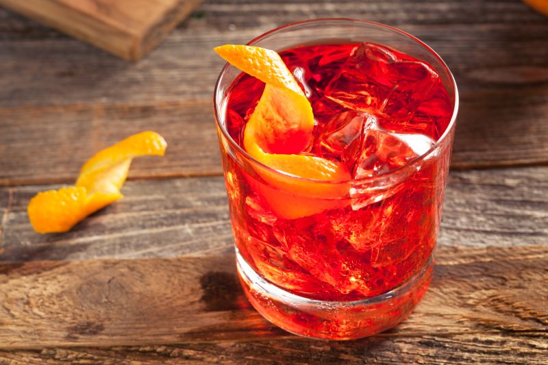 משקה אדום עם קליפת תפוז