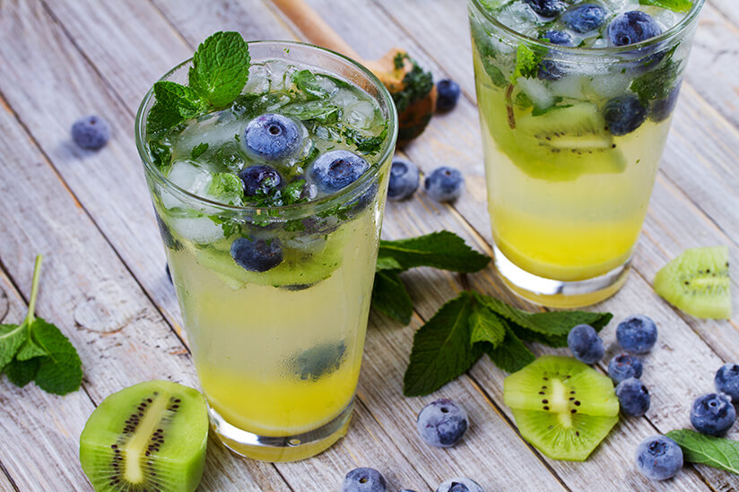 Мохито и до утра. Blueberry Mojito. Мохито с черникой. Мохито с голубикой. Киви и черника.