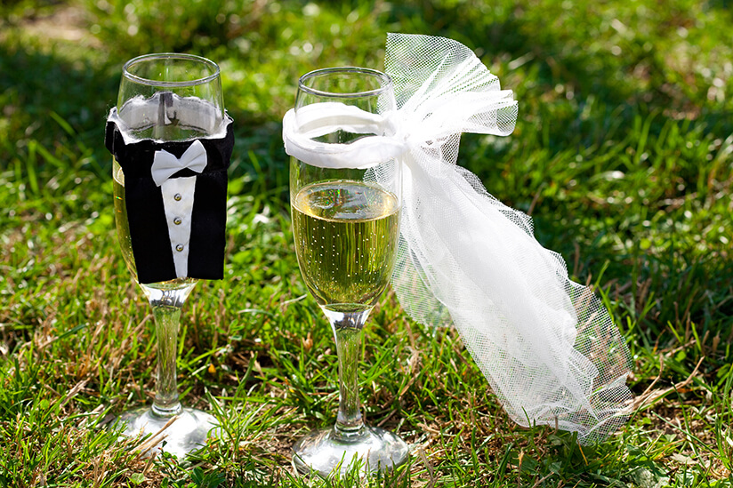 two-glasses-champagne-clothes-bride-groom